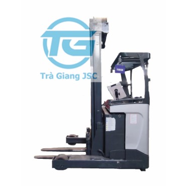 REACH TRUCK