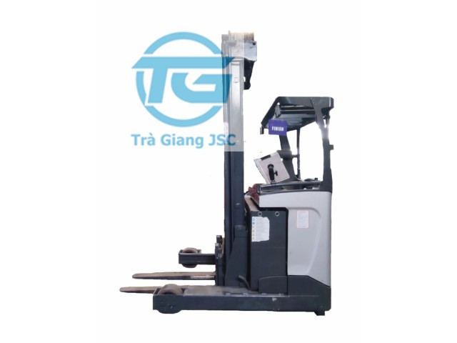REACH TRUCK